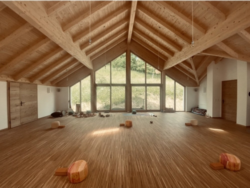 eine Yoga Halle zum Tr&auml;umen/our  Yoga hall to breathe and to relax